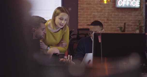 成功したビジネスチーム 若いビジネスマンのグループは 創造的なオープンスペースのコワーキング スタートアップ オフィスで働き コミュニケーションをとっています 高画質映像 — ストック動画