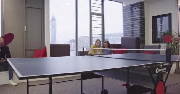 Startup Vida Cotidiana Negócio Empresárias Jogando Ping Pong Tênis Moderno — Vídeo de Stock