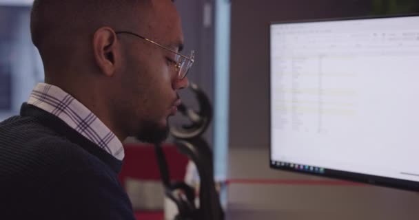 Junge Afroamerikanische Geschäftsleute Oder Softwareingenieure Mit Brille Sitzen Einem Modernen — Stockvideo