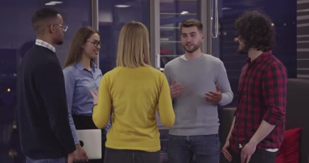 Успішна Команда Група Молодих Бізнесменів Які Працюють Спілкуються Разом Творчому — стокове відео