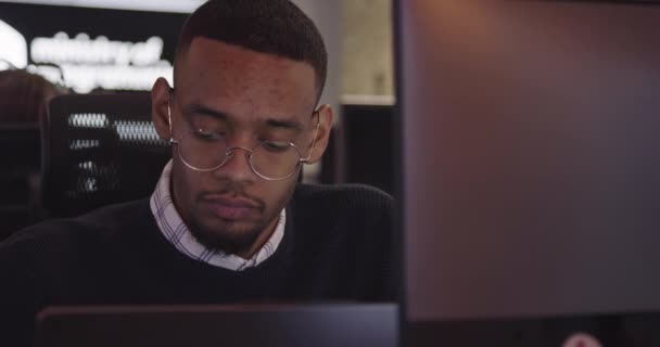 Mladý Africký Podnikatel Nebo Softwarový Inženýr Brýlemi Který Sedí Moderní — Stock video