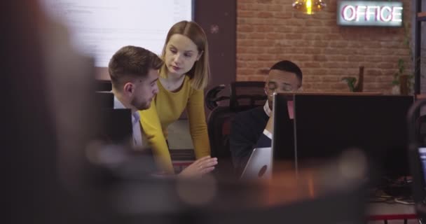 成功したビジネスチーム 若いビジネスマンのグループは 創造的なオープンスペースのコワーキング スタートアップ オフィスで働き コミュニケーションをとっています 高画質映像 — ストック動画