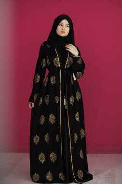 Modern kırmızı arkaplandaki tesettürlü faşist elbiseli güzel Müslüman kadın modern İslam ve Ramazan Kareem 'i temsil ediyor. Yüksek kalite fotoğraf