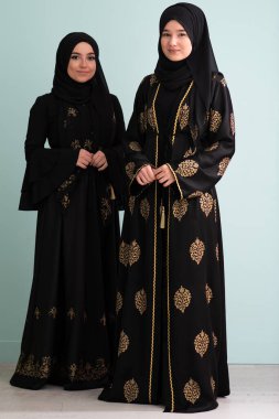 Modern bir arka planda izole edilmiş iki güzel Müslüman kadın modern İslam ve Ramazan Kareem kavramını temsil ediyor.. 