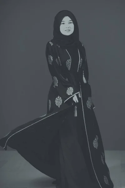 Ασπρόμαυρη Φωτογραφία Της Όμορφης Μουσουλμάνας Φανταχτερό Φόρεμα Χιτζάμπ Υψηλής Ποιότητας — Φωτογραφία Αρχείου