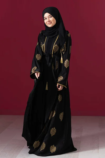 Frumoasă Femeie Musulmană Rochie Fashinable Hijab Izolat Fundal Roșu Modern — Fotografie, imagine de stoc