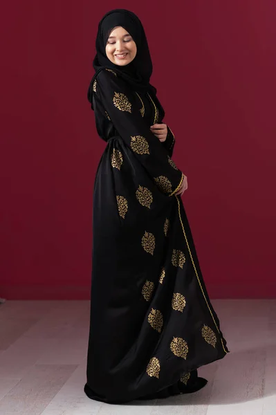 Krásná Muslimka Módních Šatech Hidžábem Izolované Moderním Červeném Pozadí Představující — Stock fotografie