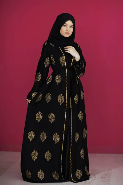 Όμορφη Μουσουλμάνα Γυναίκα Fashinable Φόρεμα Μαντίλα Απομονώνονται Στο Σύγχρονο Κόκκινο — Φωτογραφία Αρχείου