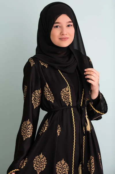 Bela Mulher Muçulmana Vestido Fashinable Com Hijab Isolado Fundo Ciano — Fotografia de Stock