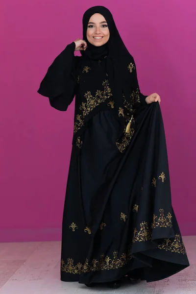 Belle Femme Musulmane Robe Fashinable Avec Hijab Isolé Sur Fond — Photo