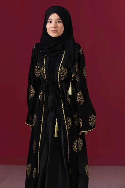漂亮的穆斯林女人 穿着肥美的衣服 头戴头巾 被隔离在现代红色背景下 代表着现代伊斯兰群岛和拉玛丹卡里姆的概念 高质量的照片 — 图库照片
