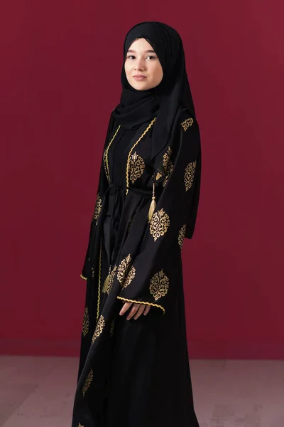 Piękna Muzułmanka Eleganckiej Sukience Hidżabem Odizolowana Nowoczesnym Czerwonym Tle Reprezentująca — Zdjęcie stockowe