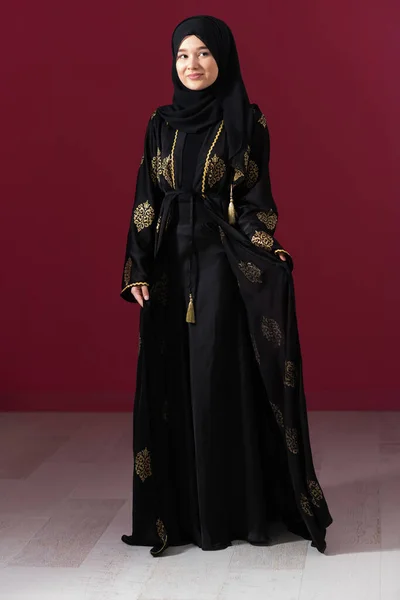 Vacker Muslimsk Kvinna Fashinable Klänning Med Hijab Isolerad Modern Röd — Stockfoto