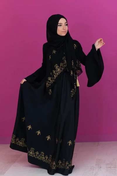 Frumoasă Femeie Musulmană Rochie Fashinable Hijab Izolat Fundal Roz Modern — Fotografie, imagine de stoc