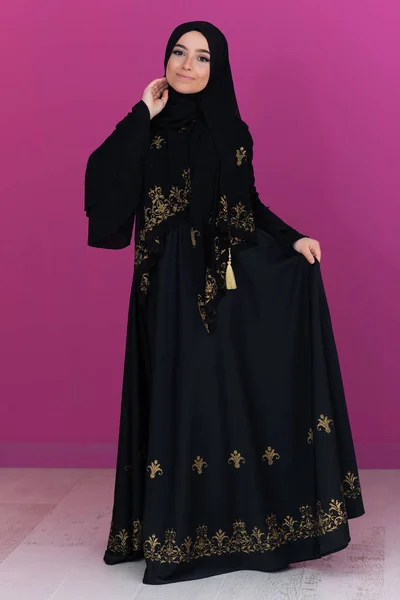 Piękna Muzułmanka Eleganckiej Sukience Hidżabem Odizolowana Nowoczesnym Różowym Tle Reprezentująca — Zdjęcie stockowe