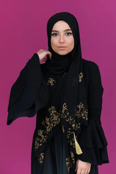 Όμορφη Μουσουλμάνα Γυναίκα Fashinable Φόρεμα Μαντίλα Απομονώνονται Μοντέρνο Ροζ Φόντο — Φωτογραφία Αρχείου