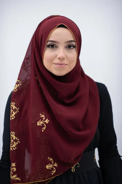 Frumoasă Femeie Musulmană Rochie Fashinable Hijab Izolat Fundal Cian Modern — Fotografie, imagine de stoc