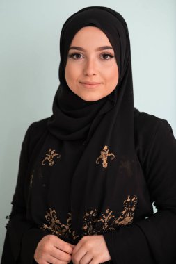 Modern Cyan arka planında izole edilmiş faşist giysili güzel Müslüman kadın modern İslam ve Ramazan Kareem 'i temsil ediyor. Yüksek kalite fotoğraf