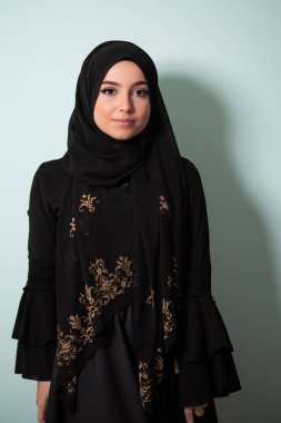 Modern Cyan arka planında izole edilmiş faşist giysili güzel Müslüman kadın modern İslam ve Ramazan Kareem 'i temsil ediyor. Yüksek kalite fotoğraf