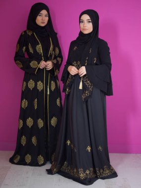 Modern pembe arka planda izole edilmiş iki güzel Müslüman kadın modern İslam ve Ramazan Kareem kavramını temsil ediyor.. 