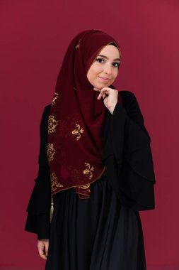 Modern kırmızı arkaplandaki tesettürlü faşist elbiseli güzel Müslüman kadın modern İslam ve Ramazan Kareem 'i temsil ediyor. Yüksek kalite fotoğraf