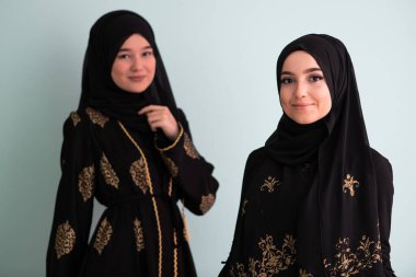 Modern bir arka planda izole edilmiş iki güzel Müslüman kadın modern İslam ve Ramazan Kareem kavramını temsil ediyor.. 