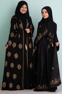 Modern bir arka planda izole edilmiş iki güzel Müslüman kadın modern İslam ve Ramazan Kareem kavramını temsil ediyor.. 