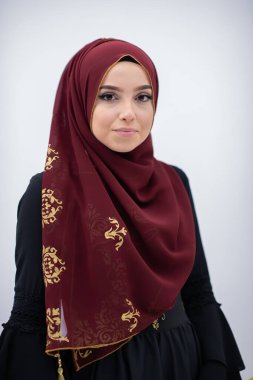 Modern Cyan arka planında izole edilmiş faşist giysili güzel Müslüman kadın modern İslam ve Ramazan Kareem 'i temsil ediyor. Yüksek kalite fotoğraf