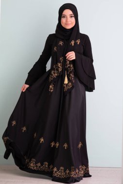 Modern Cyan arka planında izole edilmiş faşist giysili güzel Müslüman kadın modern İslam ve Ramazan Kareem 'i temsil ediyor. Yüksek kalite fotoğraf