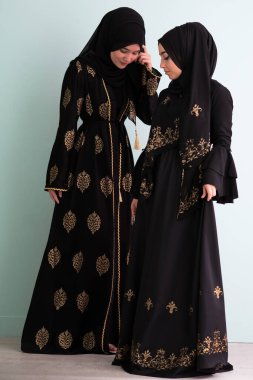 Modern bir arka planda izole edilmiş iki güzel Müslüman kadın modern İslam ve Ramazan Kareem kavramını temsil ediyor.. 