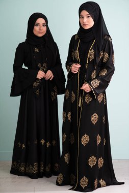 Modern bir arka planda izole edilmiş iki güzel Müslüman kadın modern İslam ve Ramazan Kareem kavramını temsil ediyor.. 