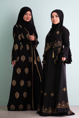 Modern bir arka planda izole edilmiş iki güzel Müslüman kadın modern İslam ve Ramazan Kareem kavramını temsil ediyor.. 