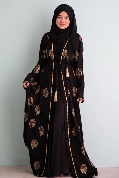 美丽的穆斯林妇女 穿着华丽的衣服 头戴头巾 被隔离在现代青色背景下 代表着现代伊斯兰群岛和拉玛丹卡里姆的概念 高质量的照片 — 图库照片