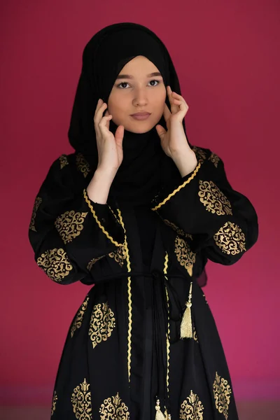 Gyönyörű Muszlim Divatos Ruhát Hidzsáb Elszigetelt Modern Vörös Háttér Képviselő — Stock Fotó