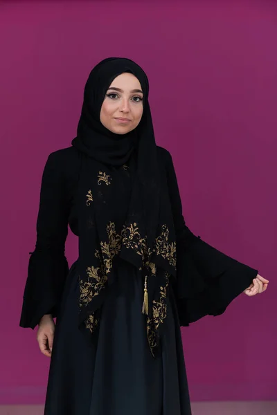 漂亮的穆斯林女人 穿着可裁剪的衣服 头戴头巾 被隔离在现代粉色背景下 代表着现代伊斯兰群岛和拉玛丹卡里姆的概念 高质量的照片 — 图库照片