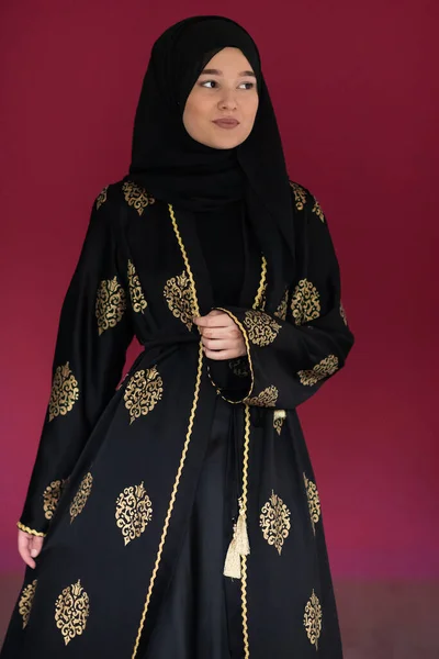 Bela Mulher Muçulmana Vestido Fashinable Com Hijab Isolado Fundo Vermelho — Fotografia de Stock