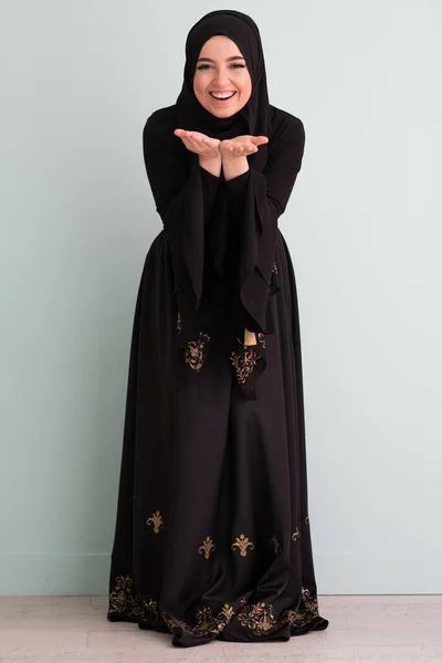 Krásná Muslimka Módních Šatech Hidžábem Izolované Moderním Cyan Pozadí Představující — Stock fotografie