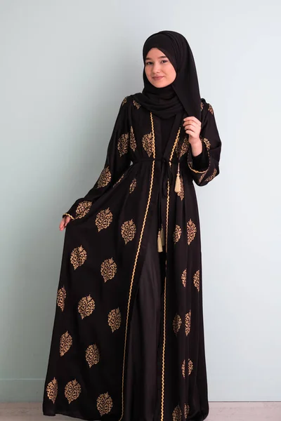 Piękna Muzułmanka Eleganckiej Sukience Hidżabem Odizolowana Nowoczesnym Tle Cyjanu Reprezentująca — Zdjęcie stockowe