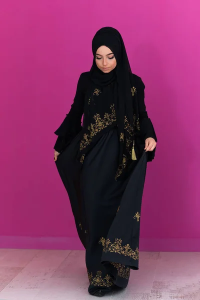Bela Mulher Muçulmana Vestido Fashinable Com Hijab Isolado Moderno Fundo — Fotografia de Stock