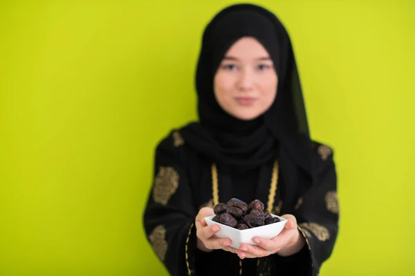 Moderní Muslimská Žena Drží Talíř Plný Sladkých Dat Iftar Čas — Stock fotografie