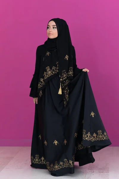 漂亮的穆斯林女人 穿着可裁剪的衣服 头戴头巾 被隔离在现代粉色背景下 代表着现代伊斯兰群岛和拉玛丹卡里姆的概念 高质量的照片 — 图库照片