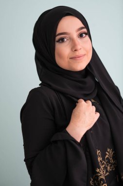 Modern Cyan arka planında izole edilmiş faşist giysili güzel Müslüman kadın modern İslam ve Ramazan Kareem 'i temsil ediyor. Yüksek kalite fotoğraf