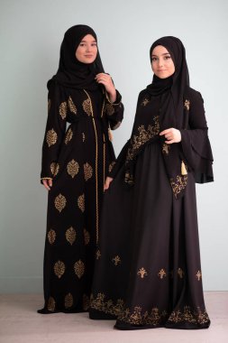Modern bir arka planda izole edilmiş iki güzel Müslüman kadın modern İslam ve Ramazan Kareem kavramını temsil ediyor.. 