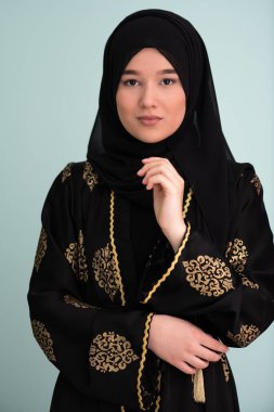 Modern Cyan arka planında izole edilmiş faşist giysili güzel Müslüman kadın modern İslam ve Ramazan Kareem 'i temsil ediyor. Yüksek kalite fotoğraf