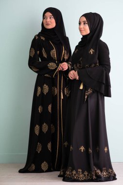 Modern bir arka planda izole edilmiş iki güzel Müslüman kadın modern İslam ve Ramazan Kareem kavramını temsil ediyor.. 