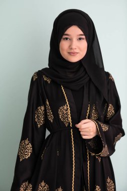 Modern Cyan arka planında izole edilmiş faşist giysili güzel Müslüman kadın modern İslam ve Ramazan Kareem 'i temsil ediyor. Yüksek kalite fotoğraf