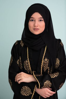 Modern Cyan arka planında izole edilmiş faşist giysili güzel Müslüman kadın modern İslam ve Ramazan Kareem 'i temsil ediyor. Yüksek kalite fotoğraf