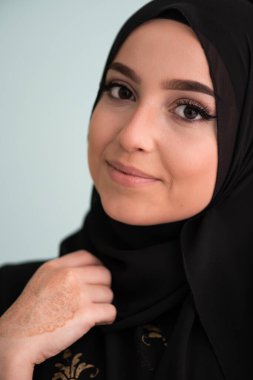 Modern Cyan arka planında izole edilmiş faşist giysili güzel Müslüman kadın modern İslam ve Ramazan Kareem 'i temsil ediyor. Yüksek kalite fotoğraf