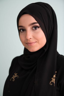 Modern Cyan arka planında izole edilmiş faşist giysili güzel Müslüman kadın modern İslam ve Ramazan Kareem 'i temsil ediyor. Yüksek kalite fotoğraf