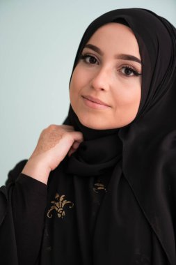 Modern Cyan arka planında izole edilmiş faşist giysili güzel Müslüman kadın modern İslam ve Ramazan Kareem 'i temsil ediyor. Yüksek kalite fotoğraf